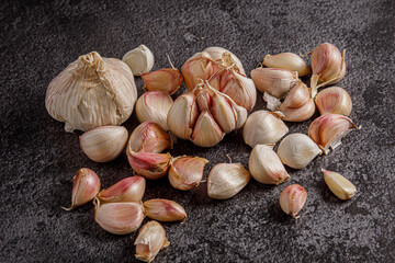 dientes de ajo en fondo gris