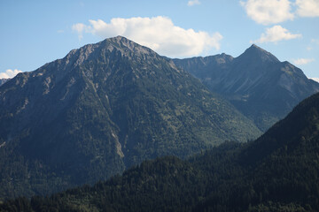 Naklejka premium Mountain landscape with blue sky