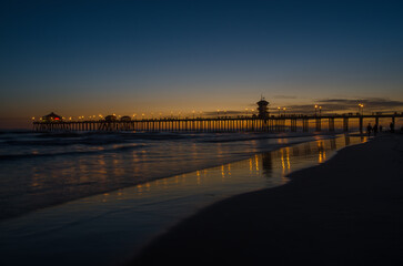Fototapeta premium Huntington Beach Pier at dusk