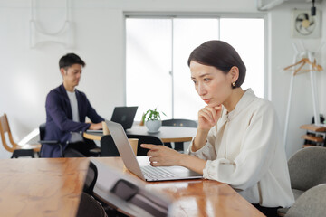 パソコンで作業する女性