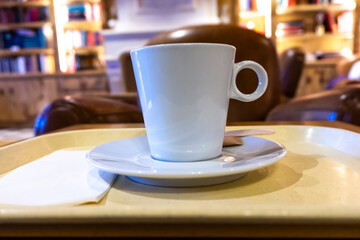 tasse de café sur une table dans un salon cosy