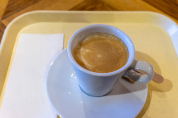 tasse de café dans un plateau pendant l'heure de pause