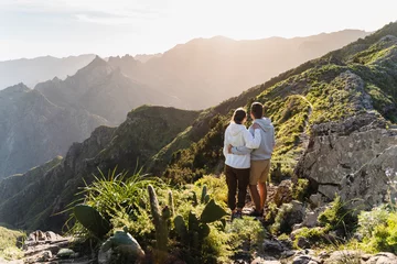 Crédence de cuisine en verre imprimé les îles Canaries Couple of traveler enjoying vacation in nature. Hikers watching beautiful coastal scenery.