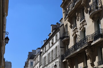 Fototapeta na wymiar charming facade of residential building , real estate in paris historical center