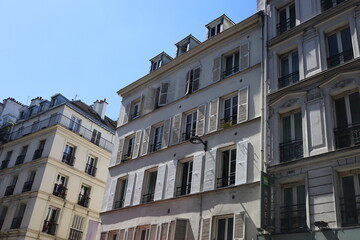 Fototapeta na wymiar typical parisian building facade