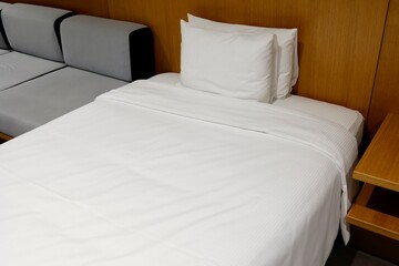 ホテルの真っ白なベッド
