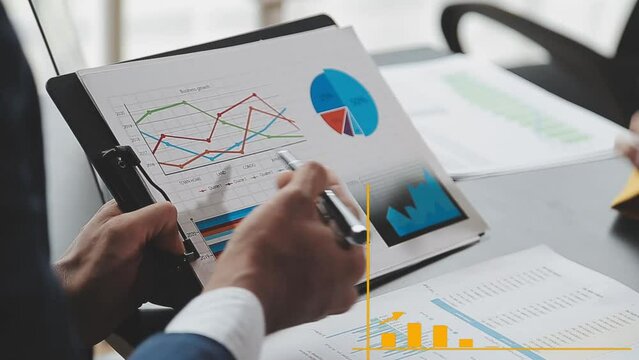 Mujer y hombre de negocios analizando datos y tendencias, gr&aacute;fico de barras, de tortas y lineales. Observan los costos, ventas y ganancias. Gr&aacute;fico de barras en movimiento muestra la evoluci&oacute;n.
