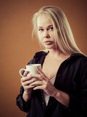 Beautiful blond woman drinking coffee - 750744279