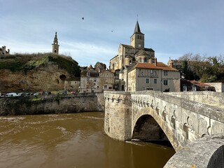 Eglise Notre-Dame de Montmorillon depuis le vieux pont