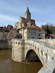 Obraz premium Eglise Notre-Dame de Montmorillon depuis le vieux pont