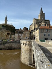 vieux pont et église à Montmorillon