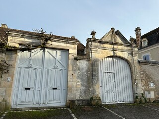 Entrée en pierre et grands portails
