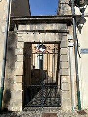 grille en fer forgée sur vieille entrée