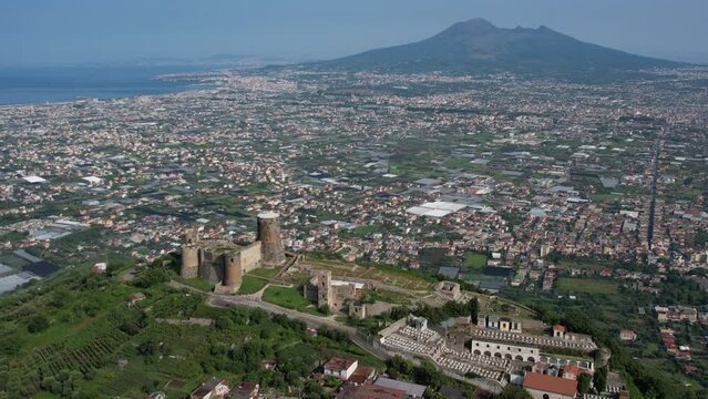 Drone, castello di Lettere. Campania, Italia. Vesuvio sul fondo.