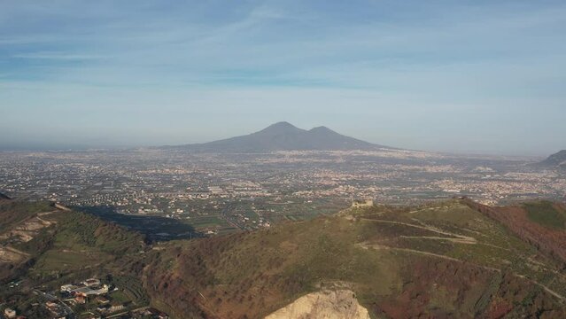 drone. vista dall'alto della zona metropolitana della provincia di Napoli. Colle con castello di Lettere e Vesuvio sul fondo.