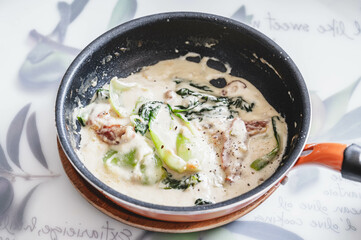 炒めた食材のクリーム煮