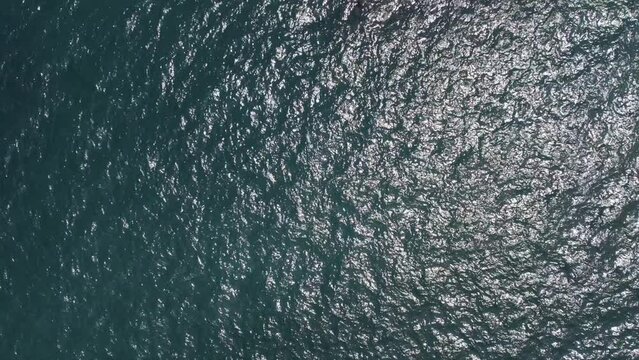 drone. vista dall'alto del mare e frangiflutti, scogli.
