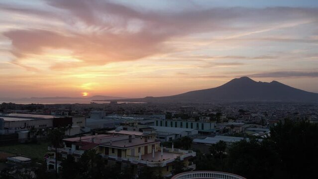 drone, vista al tramonto del Vesuvio e zona metropolitana, Provincia di Napoli, Italia
