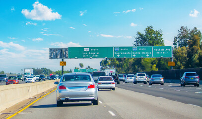 Traffic on 101 freeway in Los Angeles - obrazy, fototapety, plakaty