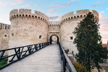 Obraz premium Belgrade's fortress Zindan gate, a historic landmark in Serbia, stands as a symbol of the city's rich history and architectural heritage.