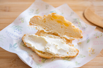 クロワッサンに塗るクリームチーズ