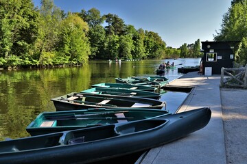 small boats on the Bois de Vincennes pond , leisure activity - obrazy, fototapety, plakaty