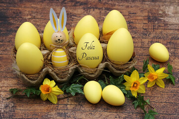 Tarjeta de felicitación Felices Pascuas: Felices Pascuas: Huevo de Pascua etiquetado con flores.
