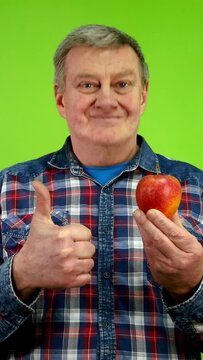 Man shows ripe apple and thumbs up benefits fruit.