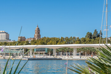 Promenade de Palmeral de Las Sorpresas et la marina du port de Málaga, Espagne.	