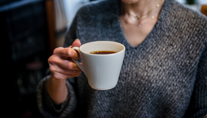 コーヒーを飲む女性