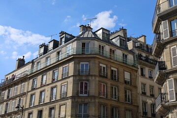 Fototapeta na wymiar real estate in Paris , Haussmanian building