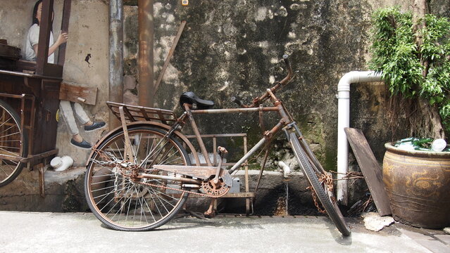 Rusty old bicycle in an alley