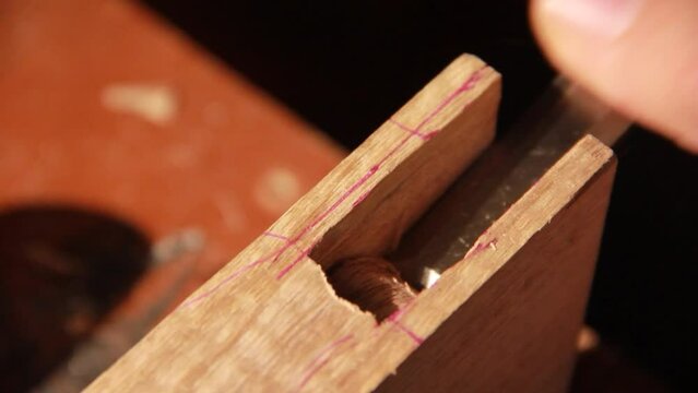 Mujer trabajando en taller de madera