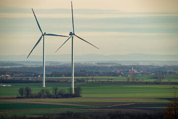 Zielona energia z wiatraków. Elektrownie wiatrowe. Zielony ład. Ochrona przyrody. Odnawialne źródła energii.