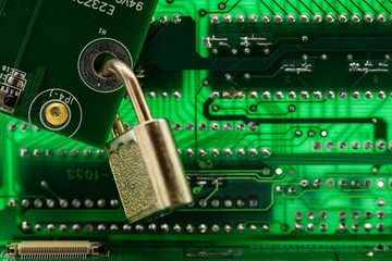 Candado protegiendo los circuitos de un ordenador, seguridad en internet