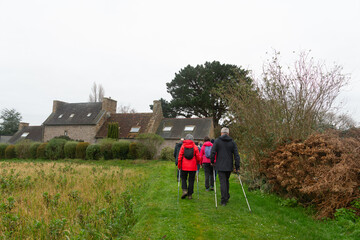 Groupe de randonneurs en Bretagne - France