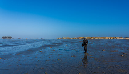 Naklejka premium Tourists on the Norsee beach of Sankt Peter-Ording in Germany