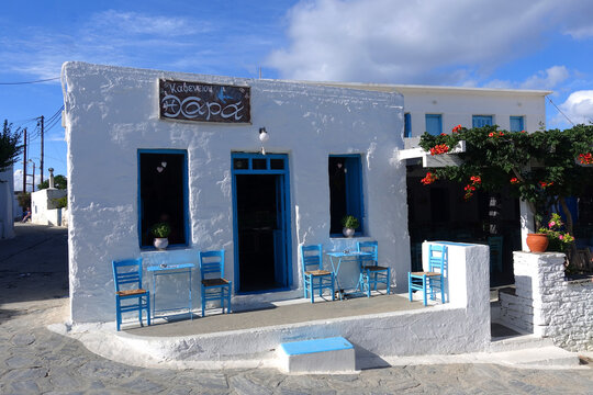 Popular picturesque cafe in main village of Schoinousa island, small Cyclades, Greece