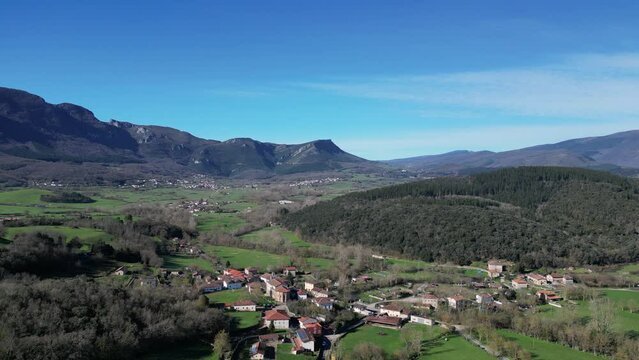 Vista a&eacute;rea del pueblo Vallejo de Mena, Valle de Mena, Norte de Burgos, Espa&ntilde;a