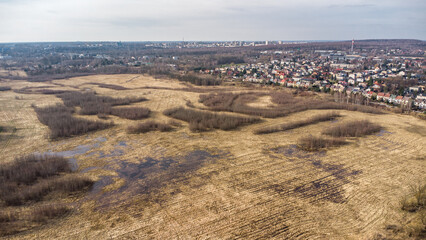 Częstochowa, przedmieścia. Rozlewisko rzeki Warta. Panorama miasta z drona.