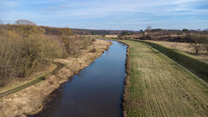Rzeka. Widok na rzekę z drona. Panorama z lotu ptaka.