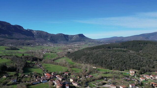 Vista a&eacute;rea del pueblo Vallejo de Mena, Valle de Mena, Norte de Burgos, Espa&ntilde;a