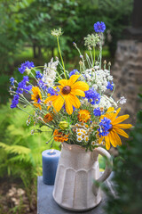 Bukiet letnich kwiatów w ceramicznym białym wazonie © Dorota