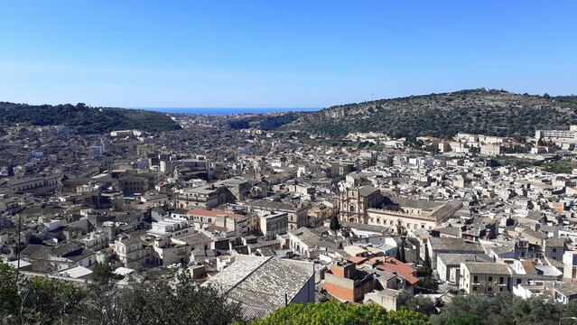 Panorama di Scicli dall'alto, con vista della chiesa del Carmine, il municipio e la Via Aleardi.