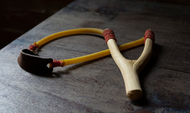 the mischievous slingshot - la resortera del travieso.
