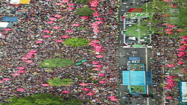 Carnaval Bloco S&atilde;o Paulo Samba Ibirapuera folia alegria diversidade multiculturalismo batucada fantasia anima&ccedil;&atilde;o cultura tradi&ccedil;&atilde;o rua m&uacute;sica dan&ccedil;a festa Brasil ritmo celebra&ccedil;&atilde;o colorido energia foli&atilde;o
