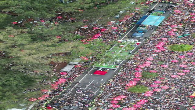 Carnaval Bloco S&atilde;o Paulo Samba Ibirapuera folia alegria diversidade multiculturalismo batucada fantasia anima&ccedil;&atilde;o cultura tradi&ccedil;&atilde;o rua m&uacute;sica dan&ccedil;a festa Brasil ritmo celebra&ccedil;&atilde;o colorido energia foli&atilde;o