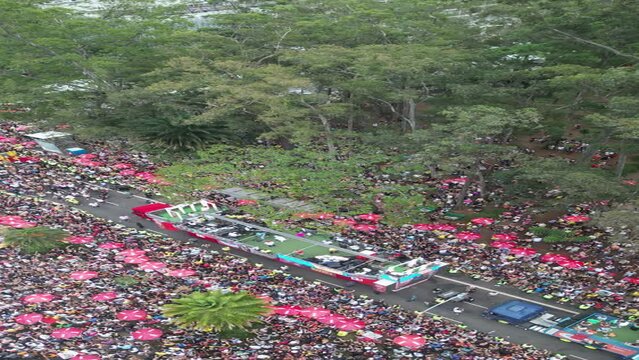 Carnaval Bloco S&atilde;o Paulo Samba Ibirapuera folia alegria diversidade multiculturalismo batucada fantasia anima&ccedil;&atilde;o cultura tradi&ccedil;&atilde;o rua m&uacute;sica dan&ccedil;a festa Brasil ritmo celebra&ccedil;&atilde;o colorido energia foli&atilde;o
