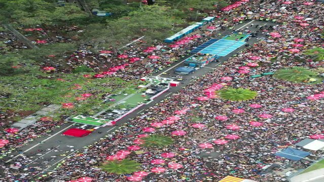 Carnaval Bloco S&atilde;o Paulo Samba Ibirapuera folia alegria diversidade multiculturalismo batucada fantasia anima&ccedil;&atilde;o cultura tradi&ccedil;&atilde;o rua m&uacute;sica dan&ccedil;a festa Brasil ritmo celebra&ccedil;&atilde;o colorido energia foli&atilde;o
