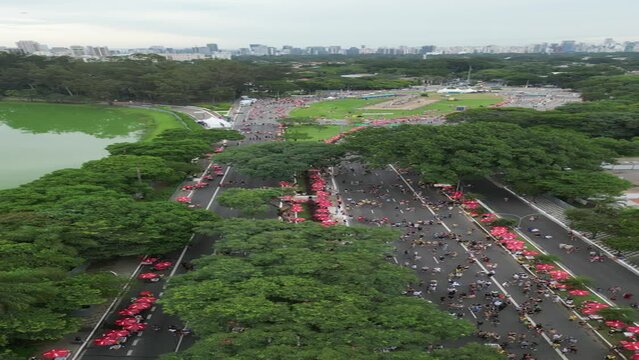 Carnaval Bloco S&atilde;o Paulo Samba Ibirapuera folia alegria diversidade multiculturalismo batucada fantasia anima&ccedil;&atilde;o cultura tradi&ccedil;&atilde;o rua m&uacute;sica dan&ccedil;a festa Brasil ritmo celebra&ccedil;&atilde;o colorido energia foli&atilde;o